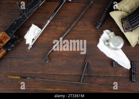 AK 47 pulizia con smontaggio su tavola di legno Foto Stock