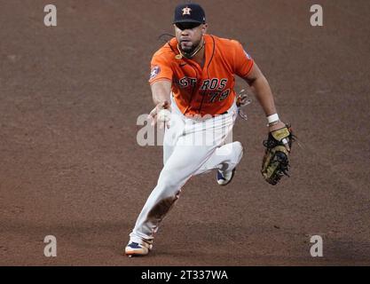 Houston, Stati Uniti. 22 ottobre 2023. Jose Abreu, prima base degli Houston Astros, lancia la palla al lanciatore Hector Neris dopo aver schierato una palla di terra dai Texas Rangers Corey Seager nel settimo inning nella gara 6 dell'ALCS al Minute Maid Park di Houston domenica 22 ottobre 2023. Foto di Kevin M. Cox/UPI Credit: UPI/Alamy Live News Foto Stock