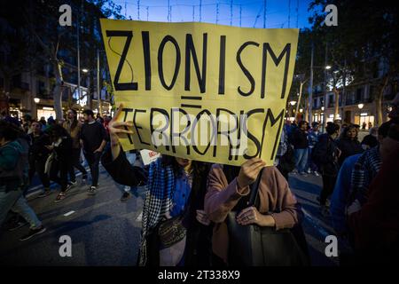 Barcellona, Spagna. 21 ottobre 2023. Un manifestante tiene un cartello che dice "sionismo=terrorismo" durante la manifestazione. Circa 70,000 persone pro-palestinesi si sono radunate a Barcellona per chiedere la pace e fermare le uccisioni dei civili palestinesi di Gaza dai bombardamenti israeliani. (Foto di Axel Miranda/SOPA Images/Sipa USA) credito: SIPA USA/Alamy Live News Foto Stock