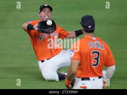 Houston, Stati Uniti. 22 ottobre 2023. il quarterback sinistro degli Houston Astros Michael Brantley fa un salto in auto dai Texas Rangers Jonah Heim nell'ottavo inning nella gara 6 dell'ALCS al Minute Maid Park di Houston domenica 22 ottobre 2023. Foto di Kevin M. Cox/UPI Credit: UPI/Alamy Live News Foto Stock