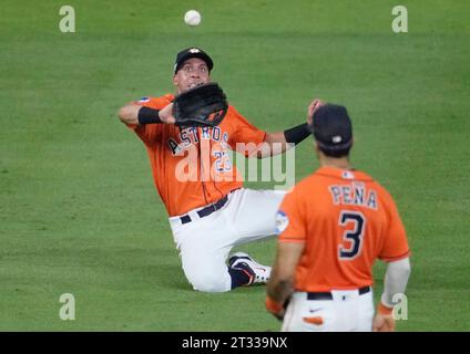 Houston, Stati Uniti. 22 ottobre 2023. il quarterback sinistro degli Houston Astros Michael Brantley fa un salto in auto dai Texas Rangers Jonah Heim nell'ottavo inning nella gara 6 dell'ALCS al Minute Maid Park di Houston domenica 22 ottobre 2023. Foto di Kevin M. Cox/UPI Credit: UPI/Alamy Live News Foto Stock