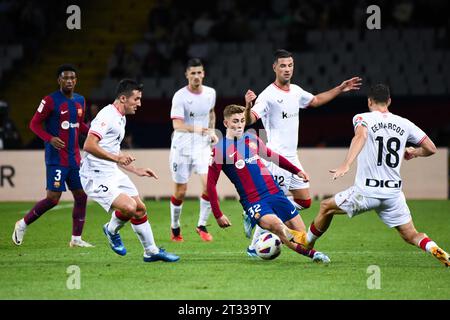 Barcellona, Barcellona, Spagna, Spagna. 22 ottobre 2023. FermÃ-n LÃ³pez del FC Barcelona combatte per la palla con 'Scar de Marcos dell'Athletic Bilbao durante una partita tra FC Barcelona e Athletic Bilbao come parte della Liga al EstÃ¡dio OlÃ-mpico LluÃ-S Companys il 22 ottobre 2023 a Barcellona, in Spagna. (Foto di Sara AribÃ³/PxImages) (Credit Image: © Sara Arib/PX Imagens via ZUMA Press Wire) SOLO UTILIZZO EDITORIALE! Non per USO commerciale! Foto Stock