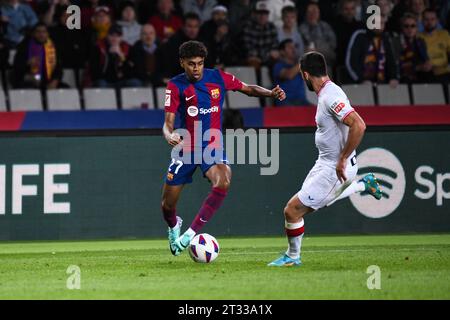 Barcellona, Spagna. 22 ottobre 2023. BARCELLONA, SPAGNA - 22 OTTOBRE: Lamine Yamal del FC Barcelona guida la palla durante una partita tra FC Barcelona e Athletic Bilbao come parte della Liga a Estádio Olímpico Lluís Companys il 22 ottobre 2023 a Barcellona, Spagna. (Foto di Sara Aribó/PxImages/Sipa USA) credito: SIPA USA/Alamy Live News Foto Stock