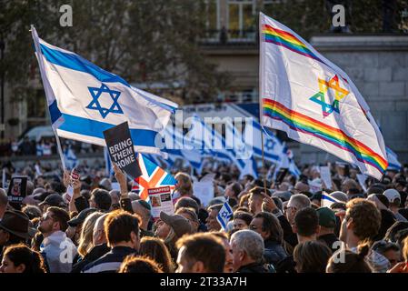 Londra, Regno Unito. 22 ottobre 2023. I manifestanti sventolano bandiere israeliane durante la manifestazione a Trafalgar Square a Londra. Migliaia di manifestanti pro-Israele si sono riuniti a Trafalgar Square a Londra per chiedere il ritorno sicuro degli ostaggi da Gaza. Perché più di 200 civili israeliani sono stati rapiti il 7 ottobre dai terroristi di Hamas. (Foto di Krisztian Elek/SOPA Images/Sipa USA) credito: SIPA USA/Alamy Live News Foto Stock