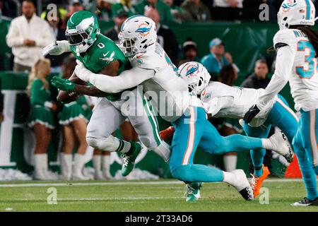 Philadelphia, Stati Uniti. 22 ottobre 2023. Il running back dei Philadelphia Eagles D'Andre Swift (0) viene affrontato dal linebacker dei Miami Dolphins Jaelan Phillips (15) durante il primo tempo dell'azione della NFL al Lincoln Financial Field di Philadelphia il 22 ottobre 2023. Crediti: UPI/Alamy Live News Foto Stock