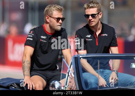 Austin, USA. 22 ottobre 2023. I piloti di Haas Kevin Magnussen (20) e Nico Hulkenberg (27) alla parata di piloti prima del Gran Premio di Formula 1 Lenovo degli Stati Uniti al Circuit of the Americas di Austin, Texas, 22 ottobre 2023. (Foto di Stephanie Tacy/Sipa USA) credito: SIPA USA/Alamy Live News Foto Stock