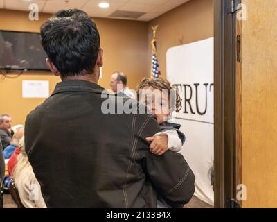 L'imprenditore e candidato presidenziale repubblicano Vivek Ramaswamy tiene suo figlio Arjun durante un incontro con gli elettori a un Pizza Ra Foto Stock