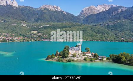 Vista aerea del Château de Duingt e del lago di Annecy, il terzo lago più grande della Francia, conosciuto come "il lago più pulito d'Europa", Foto Stock