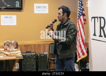 L'imprenditore e candidato presidenziale repubblicano Vivek Ramaswamy ha tenuto un incontro con gli elettori in un ristorante Pizza Ranch a Washin Foto Stock