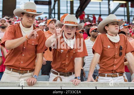 Houston, Texas, Stati Uniti. 21 ottobre 2023. I tifosi dei Texas Longhorns durante una partita tra i Texas Longhorns e gli Houston Cougars a Houston, Texas. Trask Smith/CSM/Alamy Live News Foto Stock