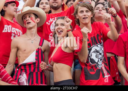 Houston, Texas, Stati Uniti. 21 ottobre 2023. I tifosi degli Houston Cougars ballano durante una partita tra i Texas Longhorns e gli Houston Cougars a Houston, Texas. Trask Smith/CSM/Alamy Live News Foto Stock