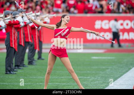 Houston, Texas, Stati Uniti. 21 ottobre 2023. Un twirler degli Houston Cougars si esibisce durante una partita tra i Texas Longhorns e gli Houston Cougars a Houston, Texas. Trask Smith/CSM/Alamy Live News Foto Stock