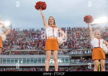 Houston, Texas, Stati Uniti. 21 ottobre 2023. Una cheerleader dei Texas Longhorns si esibisce durante una partita tra i Texas Longhorns e gli Houston Cougars a Houston, Texas. Trask Smith/CSM/Alamy Live News Foto Stock