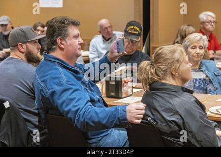 L'imprenditore e candidato presidenziale repubblicano Vivek Ramaswamy ha tenuto un incontro con gli elettori in un ristorante Pizza Ranch a Washin Foto Stock