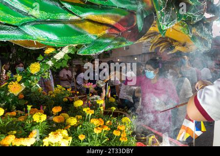 Kuala Lumpur, Malesia, maggio 4th 2023: Devoti buddisti che offrono preghiere su un galleggiante decorato sulla strada del tempio buddista Maha Vihara a Brickfie Foto Stock