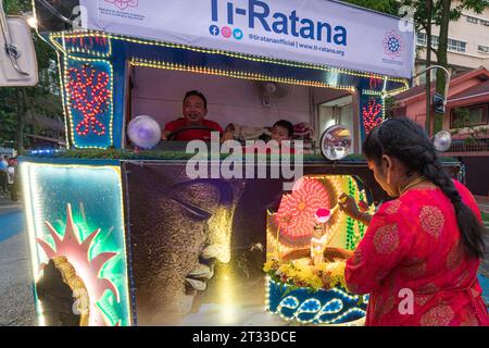 Kuala Lumpur, Malesia, 4 maggio 2023: Un devoto buddista che offre preghiere su un galleggiante decorato presso la strada del tempio buddista Maha Vihara a Brickfi Foto Stock