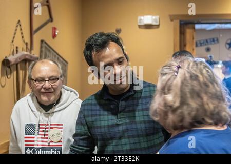 L'imprenditore e candidato presidenziale repubblicano Vivek Ramaswamy ha tenuto un incontro con gli elettori in un ristorante Pizza Ranch a Washin Foto Stock