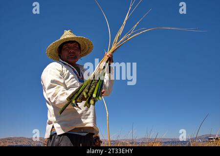 Ritratto dell'uomo Uros sulle isole galleggianti del lago Titicaca con canne Foto Stock