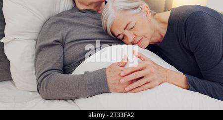Abbraccio, letto e coppia anziana in casa per legare, relazionarsi e prendersi cura del recupero in casa. Matrimonio, pensionamento e gli uomini e le donne anziani abbracciano Foto Stock
