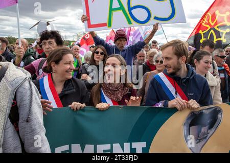 Karen Erodi, Anne Stambach e Francois Piquemal durante la dimostrazione contro il progetto della superstrada A69 tra Tolosa e Castres a Saix, Francia, 21 ottobre 2023 foto di Arnaud Bertrand/ABACAPRESS.COM Credit: Abaca Press/Alamy Live News Foto Stock