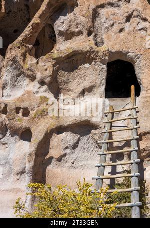 Bandelier National Monument vicino a Los Alamos, New Mexico. Il monumento conserva le case e il territorio degli antenati puebloani Foto Stock