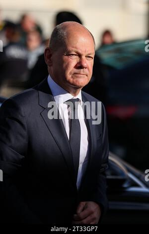 22 ottobre 2023, Sassonia-Anhalt, Dessau-Roßlau: Il cancelliere tedesco Olaf Scholz (SPD) arriva per l'inaugurazione di fronte alla sinagoga di nuova costruzione. Foto: Jan Woitas/dpa Foto Stock