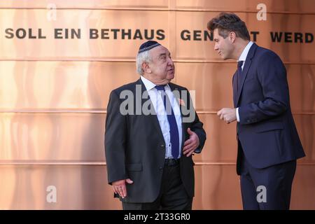22 ottobre 2023, Sassonia-Anhalt, Dessau-Roßlau: Alexander Wassermann (l), presidente della comunità ebraica di Dessau, e Robert Reck (indipendente), sindaco della città di Dessau-Roßlau, si trovano di fronte alla sinagoga di nuova costruzione prima dell'inaugurazione. Foto: Jan Woitas/dpa Foto Stock