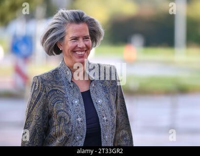 22 ottobre 2023, Sassonia-Anhalt, Dessau-Roßlau: Tamara Zieschang (CDU), ministro degli interni della Sassonia-Anhalt, viene all'inaugurazione della sinagoga di nuova costruzione. Foto: Jan Woitas/dpa Foto Stock