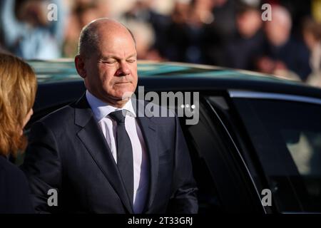 22 ottobre 2023, Sassonia-Anhalt, Dessau-Roßlau: Il cancelliere tedesco Olaf Scholz (SPD) arriva per l'inaugurazione di fronte alla sinagoga di nuova costruzione. Foto: Jan Woitas/dpa Foto Stock