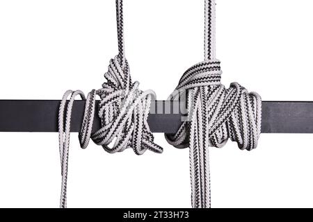corde annodate su una barra con sfondo trasparente Foto Stock