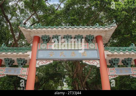 Hong Kong - 15 settembre 2023: Parco forestale verde di fronte al Tempio Yaumatei Tin Hau Foto Stock