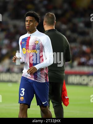 Sabadell, Barcellona, Spagna. 22 ottobre 2023. Barcellona Spagna 22.10.2023 Alejandro Balde (FC Barcelona) guarda durante la Liga EA Sports tra FC Barcelona e Athletic Club all'Estadi Olimpic Lluis Companys il 22 ottobre 2023 a Barcellona. (Immagine di credito: © Xavi Urgeles/ZUMA Press Wire) SOLO USO EDITORIALE! Non per USO commerciale! Foto Stock