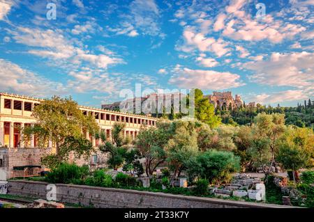 La Stoa di Attalo e l'antica Agorà, con la collina dell'Acropoli sullo sfondo. Ad Atene, in Grecia. Foto Stock