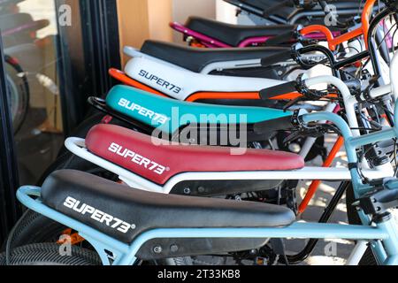 Bordeaux , Francia - 10 09 2023 : testo del marchio e logo della bicicletta Super73 biciclette elettriche Super 73 ev ricche di caratteristiche pronte per l'avventura Foto Stock