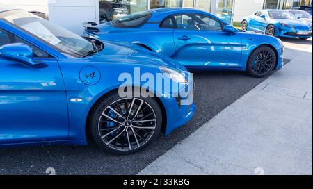 Bordeaux , Francia - 10 06 2023 : Alpine A110 Blue sport french car in concessionaria di supercar Foto Stock
