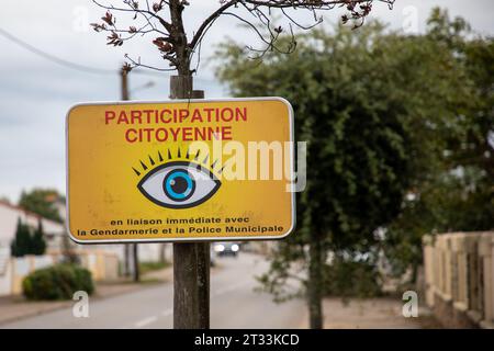 Bordeaux , Francia - 10 06 2023 : partecipazione citoyenne segno francese logo vicinato area Orologio giallo occhio testo del marchio Foto Stock