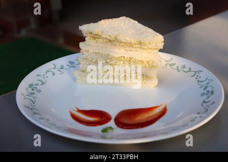 Panino semplice con formaggio e chutney servito con ketchup di pomodoro, menta verde e salsa di coriandolo. giardino di fondo. Vista piatta o dall'alto. Foto Stock