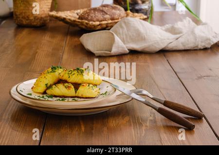 Patate fritte servite a cena su un tavolo Foto Stock