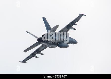 Un F/A-18E Super Hornet vola sulla portaerei classe Nimitz USS Abraham Lincoln, Oceano Pacifico il 17 ottobre 2023. Foto di Madison Cassidy Foto Stock