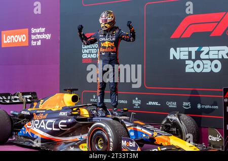 Austin, Texas - 22 ottobre 2023: Max Verstappen, pilota della Oracle Red Bull F1 n. 1, festeggia una vittoria dopo aver vinto il suo 50° Gran Premio al Gran Premio degli Stati Uniti di Lenovo sul circuito delle Americhe. Crediti: Nick Paruch / Alamy Live News Foto Stock