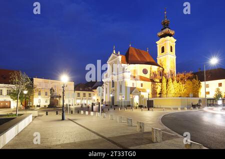 Città ungherese di Gyor, chiesa carmelitana di notte Foto Stock