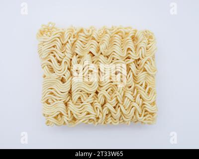 vista dall'alto degli spaghetti istantanei asciutti isolati su uno sfondo bianco Foto Stock