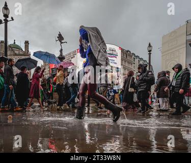 Marciando attraverso Piccadilly Circus a Londra a sostegno della Palestina. Foto Stock