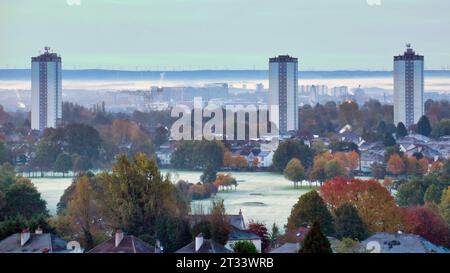 Glasgow, Scozia, Regno Unito. 23 ottobre 2023. Tempo nel Regno Unito: Partenza dal gelo e nebbia nebulizzata hanno visto i verdi del campo da golf di Knightswood diventare bianchi quando le temperature calavano durante la notte. Credit Gerard Ferry/Alamy Live News Foto Stock