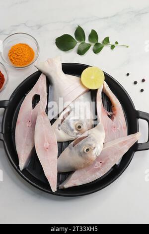 Pesce fresco integrale al Pomfret d'argento o burro o poplet tagliato a fette. pulito e pronto per friggere insieme alle spezie. ingredienti e ricette Foto Stock