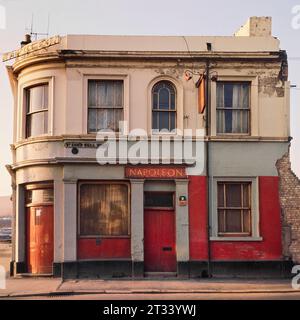 Napoleon Public House all'incrocio tra St Ann's Well Road e Northumberland Street. Foto scattata durante la demolizione di St Ann's tra il 1969-1972 Foto Stock