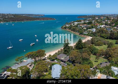 Vista aerea panoramica dei droni su Cobblers Bay e Chinamans Beach a Mosman, area delle spiagge settentrionali di Sydney, Australia. Foto Stock