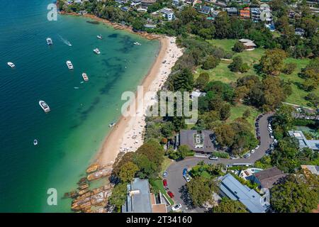 Vista aerea panoramica dei droni su Cobblers Bay e Chinamans Beach a Mosman, area delle spiagge settentrionali di Sydney, Australia. Foto Stock