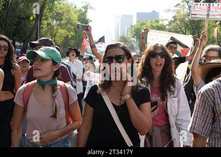 marcia pro-Palestina, città del Messico, Messico. 22 ottobre 2023. le donne cantano come parte della marcia. Migliaia di persone protestano a città del Messico, mentre cantano ripetutamente ÕItÕs non una guerra. ItÕs genocidio». Molte persone sventolavano bandiere palestinesi, altre indossavano un keffiyeh in solidarietà con il popolo palestinese. Vari gruppi formarono parte della marcia tra cui il Partito Comunista messicano, attivisti pro-aborto e gruppi LGBTQ. Crediti: Lexie Harrison-Cripps/Alamy Live News Foto Stock