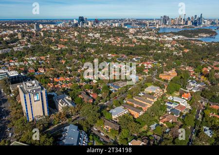 Vista aerea panoramica con droni di North Sydney verso il quartiere centrale degli affari di Sydney e il porto di Sydney Foto Stock